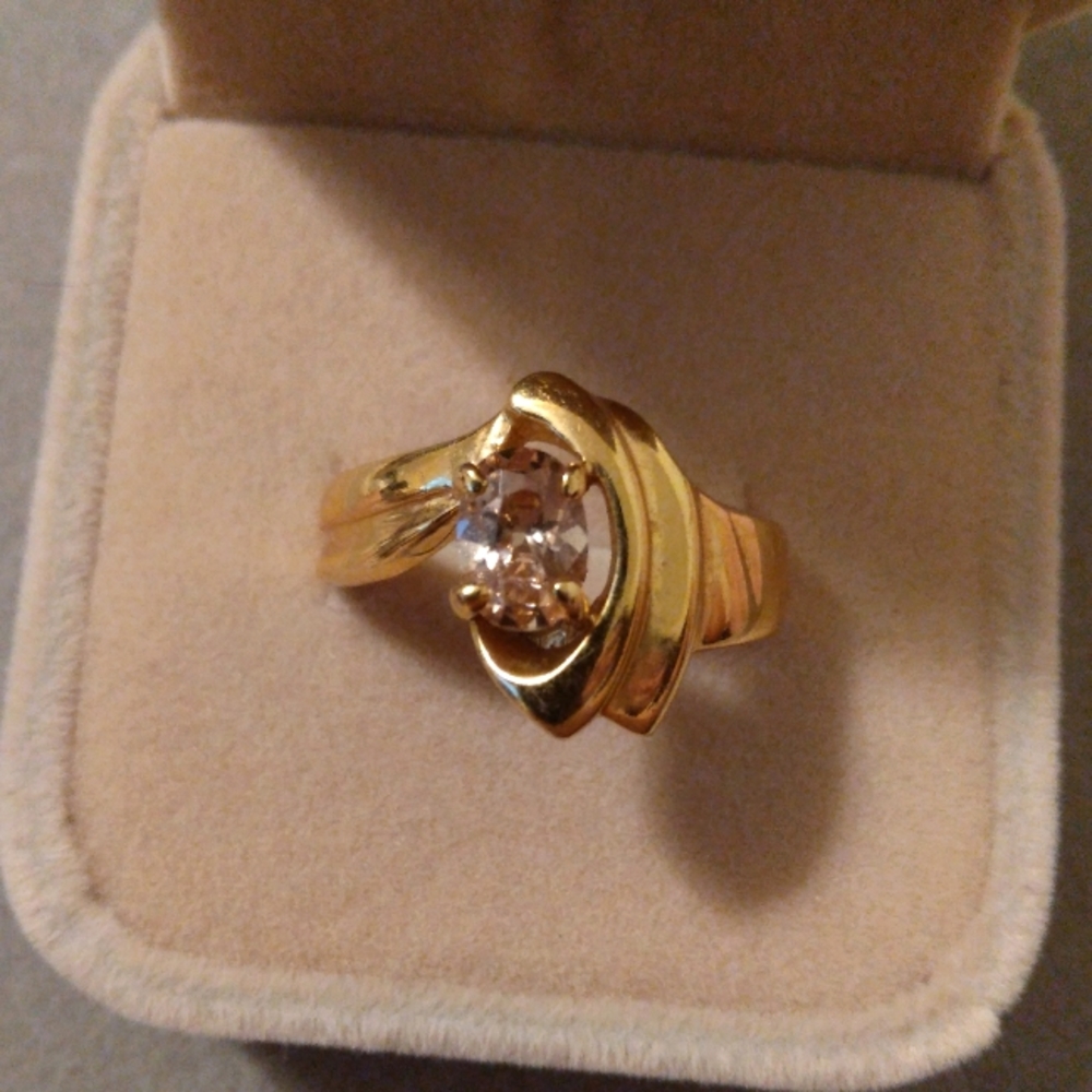Beautiful womens ring size 8 yellow tan color stone goldtone